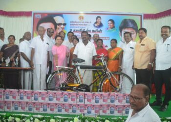 தூத்துக்குடியில் உதயநிதி ஸ்டாலின் பிறந்தநாளையொட்டி 728 பேருக்கு நலத்திட்ட உதவிகளை அமைச்சர் கீதாஜீவன் வழங்கினார்.