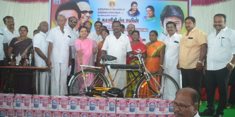 தூத்துக்குடியில் உதயநிதி ஸ்டாலின் பிறந்தநாளையொட்டி 728 பேருக்கு நலத்திட்ட உதவிகளை அமைச்சர் கீதாஜீவன் வழங்கினார்.