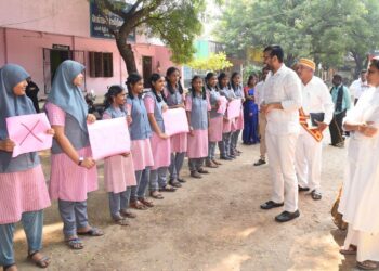 நகராட்சி பெண்கள் மேல்நிலைப்பள்ளி மாணவிகள் பெண்களுக்கு எதிரான வன்முறைகள் ஒழிப்பு விழிப்புணர்வு ஏற்படுத்தியதை மாவட்ட ஆட்சித் தலைவர் அ.அருண்தம்புராஜ் இன்று பார்வையிட்டார்