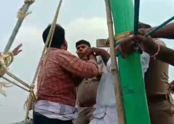 வேதாரண்யத்தை அடுத்த கோடியக்கரையில், வெளிமாவட்டத்தினர் மீன்பிடிப்பதாக புகார் வந்ததால் விசாரிக்கச் சென்ற அதிகாரிகளுக்கும், மீனவர்களுக்கும் இடையே நடுக்கடலில் தள்ளு முள்ளு ஏற்பட்டது.