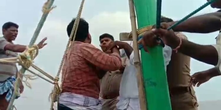 வேதாரண்யத்தை அடுத்த கோடியக்கரையில், வெளிமாவட்டத்தினர் மீன்பிடிப்பதாக புகார் வந்ததால் விசாரிக்கச் சென்ற அதிகாரிகளுக்கும், மீனவர்களுக்கும் இடையே நடுக்கடலில் தள்ளு முள்ளு ஏற்பட்டது.