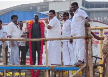 தூத்துக்குடியில் குரூஸ்பர்னாந்து சிலைக்கு அமைச்சர் அனிதா ராதாகிருஷ்ணன் மாலை அணிவித்து மரியாதை செய்தார்.