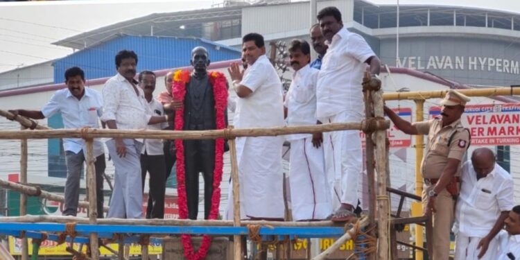 தூத்துக்குடியில் குரூஸ்பர்னாந்து சிலைக்கு அமைச்சர் அனிதா ராதாகிருஷ்ணன் மாலை அணிவித்து மரியாதை செய்தார்.