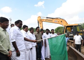 தூத்துக்குடியில் உப்பாத்து ஓடை தூர்வாரும் பணி அமைச்சர் அனிதா ராதாகிருஷ்ணன் கொடியசைத்து துவக்கி வைத்தார்.