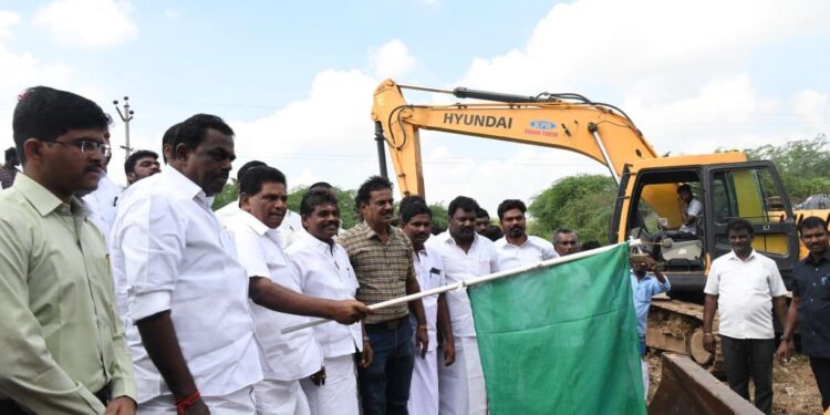 தூத்துக்குடியில் உப்பாத்து ஓடை தூர்வாரும் பணி அமைச்சர் அனிதா ராதாகிருஷ்ணன் கொடியசைத்து துவக்கி வைத்தார்.