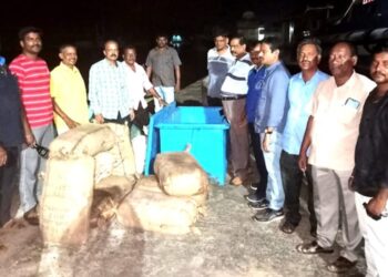 நாகையிலிருந்து இலங்கைக்கு படகில் கடத்த முயன்ற 220 கிலோ கஞ்சா பறிமுதல் மூவர் கைது.