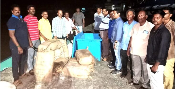 நாகையிலிருந்து இலங்கைக்கு படகில் கடத்த முயன்ற 220 கிலோ கஞ்சா பறிமுதல் மூவர் கைது.