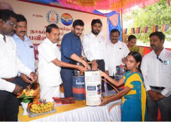 நாகப்பட்டினம் மாவட்டத்தில் நியாய விலை கடைகள் மூலம் 5 கிலோ எடை கொண்ட எரிவாயு உருளை விற்பனை தொடக்க விழாவினை மாவட்ட ஆட்சித்தலைவர் டாக்டர் அ.அருண்தம்புராஜ் இன்று தொடங்கி வைத்தார்.