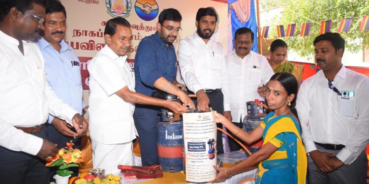 நாகப்பட்டினம் மாவட்டத்தில் நியாய விலை கடைகள் மூலம் 5 கிலோ எடை கொண்ட எரிவாயு உருளை விற்பனை தொடக்க விழாவினை மாவட்ட ஆட்சித்தலைவர் டாக்டர் அ.அருண்தம்புராஜ் இன்று தொடங்கி வைத்தார்.