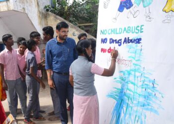 நாகப்பட்டினம் மாவட்ட ஆட்சியர் அலுவலகத்தில் நடைபெற்ற கடன் உதவி வழங்கும் விழாவில் 11 பயனாளிகளுக்கு 01 கோடியே 7 இலட்சத்து 10 ஆயிரம் ரூபாய் கடனுதவியை மாவட்ட ஆட்சித்தலைவர் டாக்டர் அ.அருண்தம்புராஜ் இன்று வழங்கினார்.