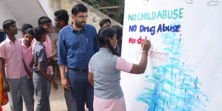 நாகப்பட்டினம் மாவட்ட ஆட்சியர் அலுவலகத்தில் நடைபெற்ற கடன் உதவி வழங்கும் விழாவில் 11 பயனாளிகளுக்கு 01 கோடியே 7 இலட்சத்து 10 ஆயிரம் ரூபாய் கடனுதவியை மாவட்ட ஆட்சித்தலைவர் டாக்டர் அ.அருண்தம்புராஜ் இன்று வழங்கினார்.