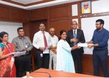 நாகப்பட்டினம் மாவட்ட ஆட்சியர் அலுவலகத்தில் நடைபெற்ற கடன் உதவி வழங்கும் விழாவில் 11 பயனாளிகளுக்கு 01 கோடியே 7 இலட்சத்து 10 ஆயிரம் ரூபாய் கடனுதவியை மாவட்ட ஆட்சித்தலைவர் டாக்டர் அ.அருண்தம்புராஜ் இன்று வழங்கினார்.