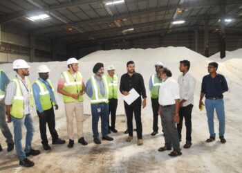 நாகப்பட்டினம் மாவட்டம் வேளாண்மை மற்றும் உழவர் நலத்துறை சார்பில்  தமிழக விவசாயிகளின் பயன்பாட்டிற்காக மலேசியாவிலிருந்து கப்பல் மூலம் 44,000 மெட்ரிக் டன் யூரியா காரைக்கால் துறைமுகத்திற்கு வந்தடைந்துள்ளதை மாவட்ட ஆட்சித்தலைவர் டாக்டர் அ.அருண்தம்புராஜ்  இன்று நேரில் பார்வையிட்டு ஆய்வு செய்தார்