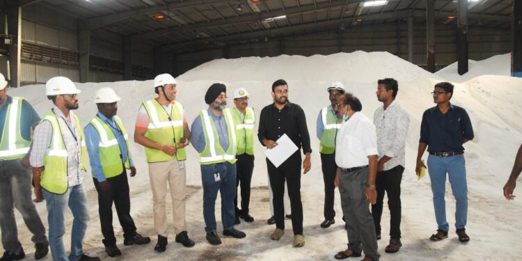 நாகப்பட்டினம் மாவட்டம் வேளாண்மை மற்றும் உழவர் நலத்துறை சார்பில்  தமிழக விவசாயிகளின் பயன்பாட்டிற்காக மலேசியாவிலிருந்து கப்பல் மூலம் 44,000 மெட்ரிக் டன் யூரியா காரைக்கால் துறைமுகத்திற்கு வந்தடைந்துள்ளதை மாவட்ட ஆட்சித்தலைவர் டாக்டர் அ.அருண்தம்புராஜ்  இன்று நேரில் பார்வையிட்டு ஆய்வு செய்தார்