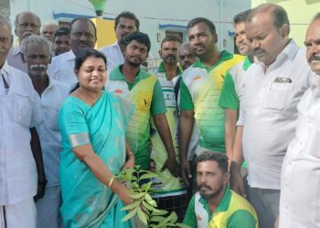 தூத்துக்குடியில் உதயநிதி ஸ்டாலின் பிறந்தநாளை முன்னிட்டு மாமன்ற உறுப்பினர் கீதாமுருகேசன் ஏற்பாட்டில் மரக்கன்று நட்டி நலத்திட்ட உதவிகளை பொது மக்களுக்கு அமைச்சர் கீதாஜீவன் மேயர் ஜெகன் பெரியசாமி ஆகியோர் வழங்கினார்கள்.