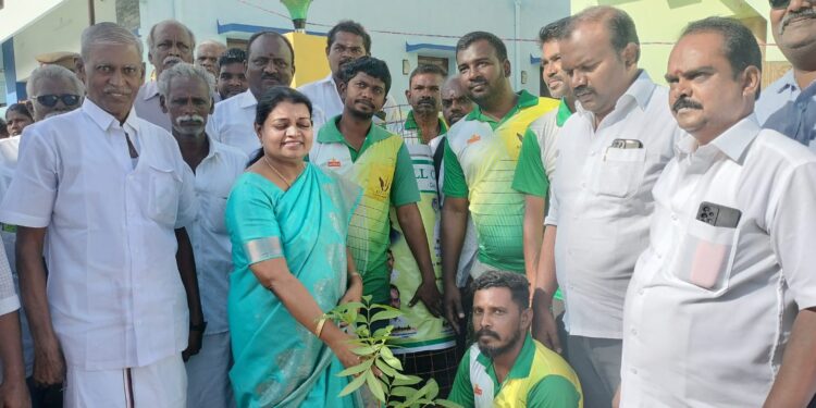 தூத்துக்குடியில் உதயநிதி ஸ்டாலின் பிறந்தநாளை முன்னிட்டு மாமன்ற உறுப்பினர் கீதாமுருகேசன் ஏற்பாட்டில் மரக்கன்று நட்டி நலத்திட்ட உதவிகளை பொது மக்களுக்கு அமைச்சர் கீதாஜீவன் மேயர் ஜெகன் பெரியசாமி ஆகியோர் வழங்கினார்கள்.