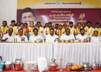 சென்னையில் மாண்புமிகு தமிழ்நாடு முதலமைச்சர் அவர்கள் தலைமையில் 30 இணைகளுக்கு இன்று இந்து சமய அறநிலையத் துறை சார்பில் திருமணத்தை நடத்தி வைக்கும் விழாவினை தொடங்கி வைக்கப்பட்டதைத் தொடர்ந்து நாகப்பட்டினம் மாவட்டத்தில் உள்ள அருள்மிகு காயாரோகண சுவாமி மற்றும் நீலாயதாட்சியம்மன் திருக்கோயிலில் 25 இணைகளுக்கு நடைபெற்ற திருமணத்தில் மாவட்ட ஆட்சித்தலைவர் டாக்டர் அ.அருண்தம்புராஜ் கலந்து கொண்டு மணமக்களை வாழ்த்தினார்.