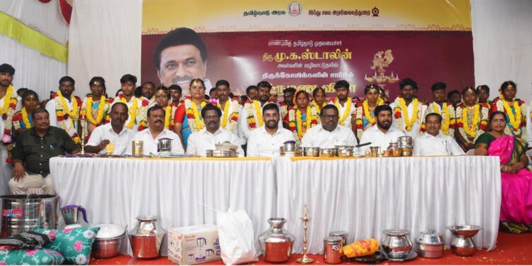 சென்னையில் மாண்புமிகு தமிழ்நாடு முதலமைச்சர் அவர்கள் தலைமையில் 30 இணைகளுக்கு இன்று இந்து சமய அறநிலையத் துறை சார்பில் திருமணத்தை நடத்தி வைக்கும் விழாவினை தொடங்கி வைக்கப்பட்டதைத் தொடர்ந்து நாகப்பட்டினம் மாவட்டத்தில் உள்ள அருள்மிகு காயாரோகண சுவாமி மற்றும் நீலாயதாட்சியம்மன் திருக்கோயிலில் 25 இணைகளுக்கு நடைபெற்ற திருமணத்தில் மாவட்ட ஆட்சித்தலைவர் டாக்டர் அ.அருண்தம்புராஜ் கலந்து கொண்டு மணமக்களை வாழ்த்தினார்.