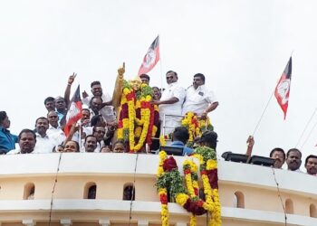 அம்பேத்கரின் 66-வது நினைவு நாளை முன்னிட்டு தூத்துக்குடியில் மாவட்ட அதிமுக சார்பில் சி.த.செல்லப்பாண்டியன் தலைமையில் மாலை அணிவித்து மரியாதை