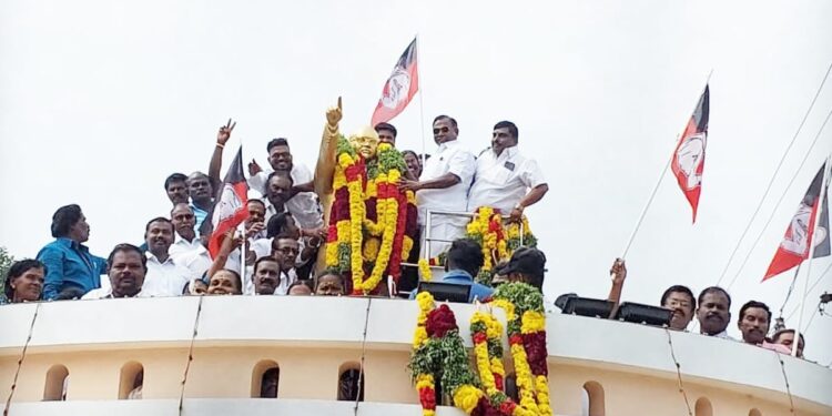 அம்பேத்கரின் 66-வது நினைவு நாளை முன்னிட்டு தூத்துக்குடியில் மாவட்ட அதிமுக சார்பில் சி.த.செல்லப்பாண்டியன் தலைமையில் மாலை அணிவித்து மரியாதை