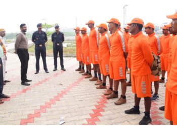 நாகப்பட்டினம் மாவட்டம் செல்லூர் கிராமத்தில் உள்ள அரசு கலை மற்றும் அறிவியல் கல்லூரியில் அரக்கோணம் 4 ஆவது தேசிய பேரிடர் மீட்பு படையில் இருந்து 25 வீரர்கள் கொண்ட மீட்பு குழுவினர் பணியமர்த்தப்பட்டுள்ளதை மாவட்ட ஆட்சித்தலைவர் டாக்டர் அ.அருண்தம்புராஜ் இன்று நேரில் சந்தித்து கனமழை முன்னெச்சரிக்கை நடவடிக்கை குறித்து ஆலோசனை மேற்கொண்டார்.