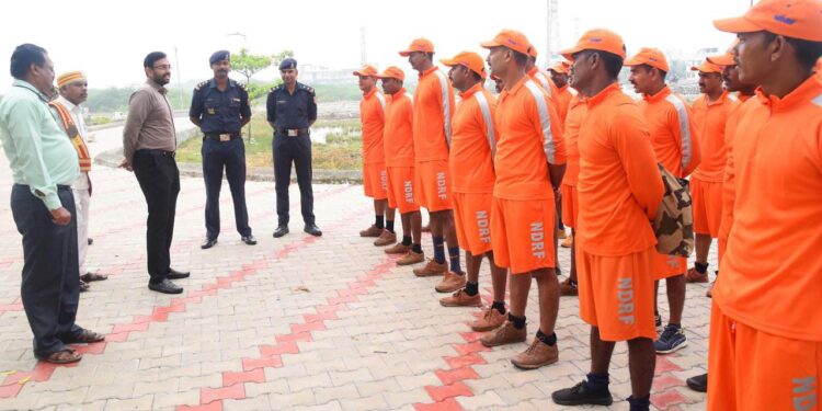 நாகப்பட்டினம் மாவட்டம் செல்லூர் கிராமத்தில் உள்ள அரசு கலை மற்றும் அறிவியல் கல்லூரியில் அரக்கோணம் 4 ஆவது தேசிய பேரிடர் மீட்பு படையில் இருந்து 25 வீரர்கள் கொண்ட மீட்பு குழுவினர் பணியமர்த்தப்பட்டுள்ளதை மாவட்ட ஆட்சித்தலைவர் டாக்டர் அ.அருண்தம்புராஜ் இன்று நேரில் சந்தித்து கனமழை முன்னெச்சரிக்கை நடவடிக்கை குறித்து ஆலோசனை மேற்கொண்டார்.