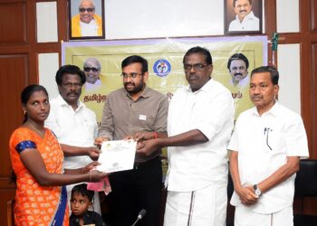 நாகப்பட்டினம் மாவட்டம் செல்லூர் கிராமத்தில் உள்ள அரசு கலை மற்றும் அறிவியல் கல்லூரியில் அரக்கோணம் 4 ஆவது தேசிய பேரிடர் மீட்பு படையில் இருந்து 25 வீரர்கள் கொண்ட மீட்பு குழுவினர் பணியமர்த்தப்பட்டுள்ளதை மாவட்ட ஆட்சித்தலைவர் டாக்டர் அ.அருண்தம்புராஜ் இன்று நேரில் சந்தித்து கனமழை முன்னெச்சரிக்கை நடவடிக்கை குறித்து ஆலோசனை மேற்கொண்டார்.