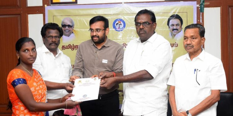 நாகப்பட்டினம் மாவட்டம் செல்லூர் கிராமத்தில் உள்ள அரசு கலை மற்றும் அறிவியல் கல்லூரியில் அரக்கோணம் 4 ஆவது தேசிய பேரிடர் மீட்பு படையில் இருந்து 25 வீரர்கள் கொண்ட மீட்பு குழுவினர் பணியமர்த்தப்பட்டுள்ளதை மாவட்ட ஆட்சித்தலைவர் டாக்டர் அ.அருண்தம்புராஜ் இன்று நேரில் சந்தித்து கனமழை முன்னெச்சரிக்கை நடவடிக்கை குறித்து ஆலோசனை மேற்கொண்டார்.