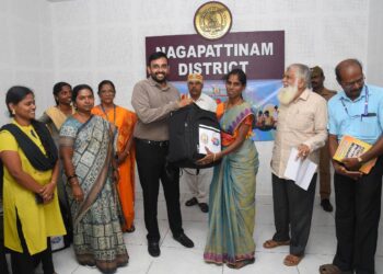 நாகப்பட்டினம் மாவட்ட ஆட்சியர் அலுவலகத்தில் தமிழ்நாடு அரசு பள்ளிக்கல்வித்துறை சார்பில் நடைபெற்ற வானவில் மன்ற கருத்தாளர்களுக்கு கற்பித்தல் உபகரணங்களை வழங்கும் விழாவில் கருத்தாளர்களுக்கு உபகரணங்களை மாவட்ட ஆட்சித்தலைவர் டாக்டர் அ.அருண்தம்புராஜ் இன்று வழங்கி கொடியசைத்து வழியனுப்பி வைத்தார்.