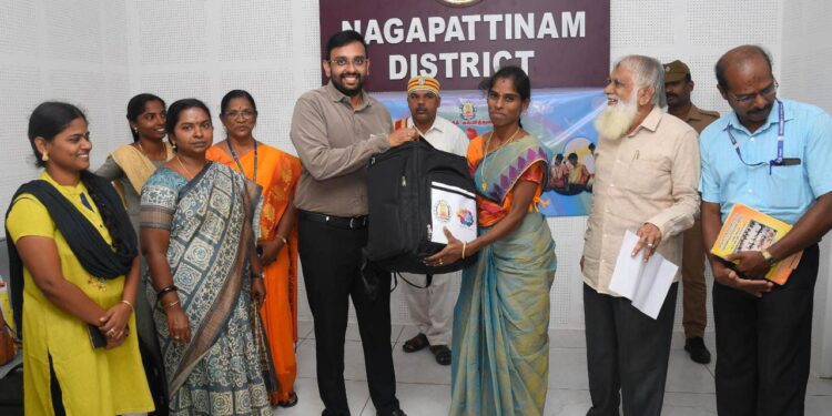 நாகப்பட்டினம் மாவட்ட ஆட்சியர் அலுவலகத்தில் தமிழ்நாடு அரசு பள்ளிக்கல்வித்துறை சார்பில் நடைபெற்ற வானவில் மன்ற கருத்தாளர்களுக்கு கற்பித்தல் உபகரணங்களை வழங்கும் விழாவில் கருத்தாளர்களுக்கு உபகரணங்களை மாவட்ட ஆட்சித்தலைவர் டாக்டர் அ.அருண்தம்புராஜ் இன்று வழங்கி கொடியசைத்து வழியனுப்பி வைத்தார்.