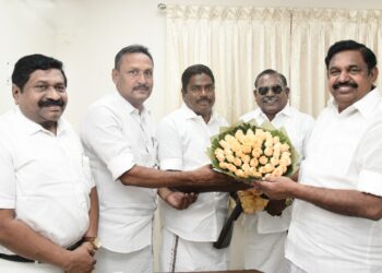 சென்னையில் கிறிஸ்துமஸ் விழா எடப்பாடி பழனிச்சாமிக்கு தூத்துக்குடி சி.த.செல்லப்பாண்டியன் பூங்கொத்து கொடுத்து வாழ்த்து தெரிவித்தார்.