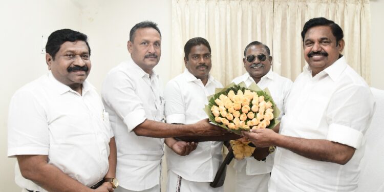 சென்னையில் கிறிஸ்துமஸ் விழா எடப்பாடி பழனிச்சாமிக்கு தூத்துக்குடி சி.த.செல்லப்பாண்டியன் பூங்கொத்து கொடுத்து வாழ்த்து தெரிவித்தார்.