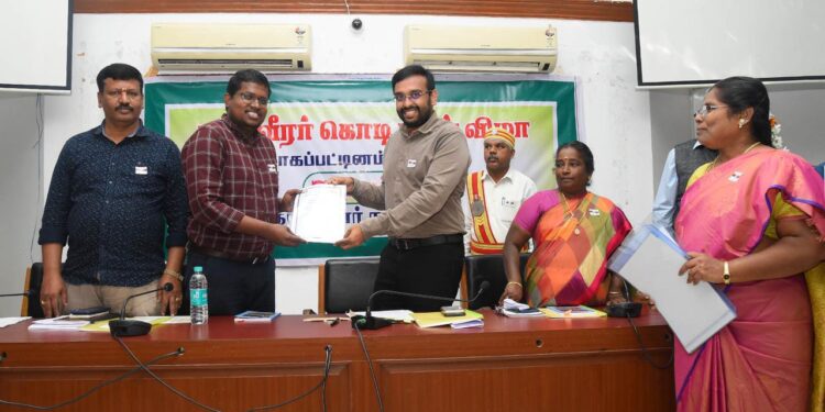 நாகப்பட்டினம் மாவட்ட ஆட்சியர் அலுவலக கூட்ட அரங்கில் முன்னாள் படை வீர நல துறை சார்பில் கொடிநாள் விழா மாவட்ட ஆட்சித்தலைவர் டாக்டர் அ.அருண்தம்புராஜ் தலைமையில் நடைபெற்றது.