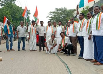 இமாச்சலபிரதேச மாநிலத்தில் காங்கிரஸ் கட்சி மாபெரும் வெற்றி பெற்றதையடுத்து தூத்துக்குடி மாநகர் மாவட்ட காங்கிரஸ் கமிட்டி சார்பில் மாவட்ட தலைவர் சி.எஸ்.முரளிதரன் தலைமையில்  பட்டாசு வெடித்து காங்கிரசார் கொண்டாடினர். 