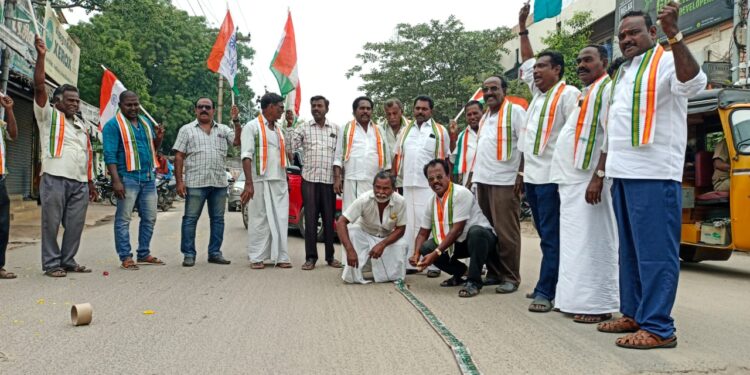 இமாச்சலபிரதேச மாநிலத்தில் காங்கிரஸ் கட்சி மாபெரும் வெற்றி பெற்றதையடுத்து தூத்துக்குடி மாநகர் மாவட்ட காங்கிரஸ் கமிட்டி சார்பில் மாவட்ட தலைவர் சி.எஸ்.முரளிதரன் தலைமையில் பட்டாசு வெடித்து காங்கிரசார் கொண்டாடினர்.