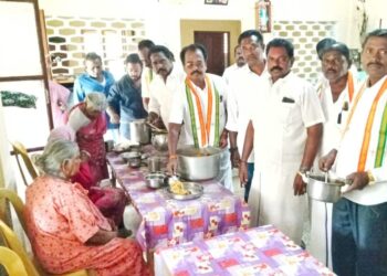 சோனியாகாந்தியின் 76வது பிறந்த தினத்தை முன்னிட்டு தூத்துக்குடியில் சி.எஸ்.முரளிதரன் தலைமையில் பட்டாசு வெடித்தும், தொழுநோய் மருத்துவமனையில் உணவு வழங்கியும் கோலாகல கொண்டாட்டம்