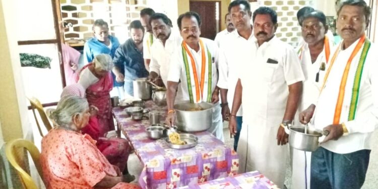 சோனியாகாந்தியின் 76வது பிறந்த தினத்தை முன்னிட்டு தூத்துக்குடியில் சி.எஸ்.முரளிதரன் தலைமையில் பட்டாசு வெடித்தும், தொழுநோய் மருத்துவமனையில் உணவு வழங்கியும் கோலாகல கொண்டாட்டம்