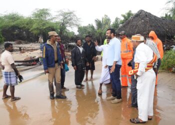 நாகப்பட்டினம் மாவட்டத்தில் மாண்டஸ் புயல் காரணமாக நாகூர் பட்டினச்சேரியில் உள்ள பல்நோக்கு இயற்கை பேரிடர் பாதுகாப்பு மையத்தில் பொது சுகாதாரம் மற்றும் நோய் தடுப்பு மருந்து துறை சார்பில் நடைபெற்ற இலவச சிறப்பு மருத்துவ முகாமினை மாவட்ட ஆட்சித்தலைவர் டாக்டர் அ.அருண்தம்புராஜ் இன்று நேரில் பார்வையிட்டு ஆய்வு
