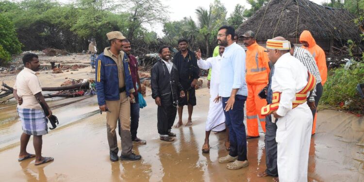 நாகப்பட்டினம் மாவட்டத்தில் மாண்டஸ் புயல் காரணமாக நாகூர் பட்டினச்சேரியில் உள்ள பல்நோக்கு இயற்கை பேரிடர் பாதுகாப்பு மையத்தில் பொது சுகாதாரம் மற்றும் நோய் தடுப்பு மருந்து துறை சார்பில் நடைபெற்ற இலவச சிறப்பு மருத்துவ முகாமினை மாவட்ட ஆட்சித்தலைவர் டாக்டர் அ.அருண்தம்புராஜ் இன்று நேரில் பார்வையிட்டு ஆய்வு
