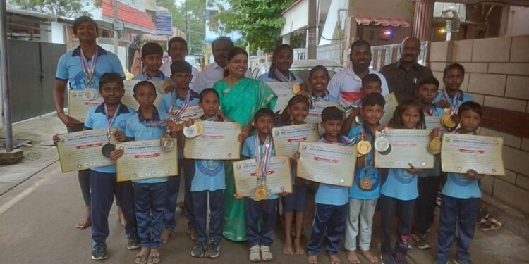 எல்லாத்துறையிலும் பெண்கள் அதிகாhரத்திற்கு வரவேண்டும் புதுக்கோட்டையில் நடைபெற்ற கர்ப்பிணி பெண்களுக்கு ஊட்டசத்து பெட்டகங்களை வழங்கி அமைச்சர் அனிதா ராதாகிருஷ்ணன் பேசினார்.