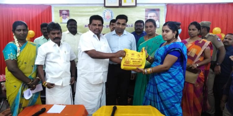 எல்லாத்துறையிலும் பெண்கள் அதிகாhரத்திற்கு வரவேண்டும் புதுக்கோட்டையில் நடைபெற்ற கர்ப்பிணி பெண்களுக்கு ஊட்டசத்து பெட்டகங்களை வழங்கி அமைச்சர் அனிதா ராதாகிருஷ்ணன் பேசினார்.