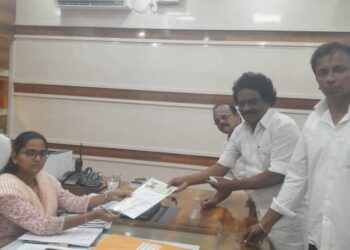 தூத்துக்குடி எம்.ஜி.ஆர் பூங்காவில் எம்.ஜி.ஆரின் சிலை வைப்பதற்கு அனுமதி வழங்க கோரி அதிமுகவினர் மாநகராட்சி ஆணையரிடம் கோரிக்கை