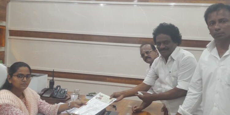 தூத்துக்குடி எம்.ஜி.ஆர் பூங்காவில் எம்.ஜி.ஆரின் சிலை வைப்பதற்கு அனுமதி வழங்க கோரி அதிமுகவினர் மாநகராட்சி ஆணையரிடம் கோரிக்கை