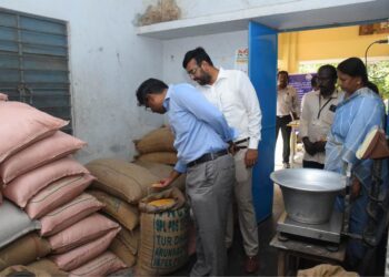 நாகப்பட்டினம் மாவட்டத்தில் மாவட்ட கண்காணிப்பு அலுவலர் மற்றும் குறு சிறு மற்றும் நடுத்தர தொழில்கள் துறை அரசு செயலாளர் வீ.அருண்ராய் மற்றும் மாவட்ட ஆட்சித்தலைவர் டாக்டர் அ.அருண்தம்புராஜ் இன்று ஆய்வு மேற்கொண்டனர்.