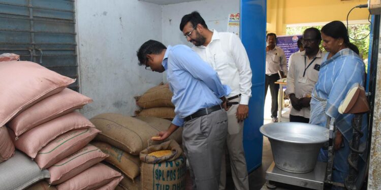 நாகப்பட்டினம் மாவட்டத்தில் மாவட்ட கண்காணிப்பு அலுவலர் மற்றும் குறு சிறு மற்றும் நடுத்தர தொழில்கள் துறை அரசு செயலாளர் வீ.அருண்ராய் மற்றும் மாவட்ட ஆட்சித்தலைவர் டாக்டர் அ.அருண்தம்புராஜ் இன்று ஆய்வு மேற்கொண்டனர்.