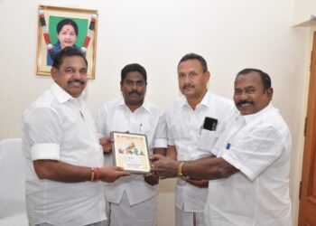 அதிமுக சார்பில் கொண்டாடப்படும் கிறிஸ்துமஸ் விழாவிற்காக எடப்பாடி பழனிச்சாமியை நேரில் சந்தித்து அழைப்பிதழ் வழங்கினார் சி.த.செல்லப்பாண்டியன்