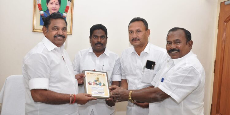 அதிமுக சார்பில் கொண்டாடப்படும் கிறிஸ்துமஸ் விழாவிற்காக எடப்பாடி பழனிச்சாமியை நேரில் சந்தித்து அழைப்பிதழ் வழங்கினார் சி.த.செல்லப்பாண்டியன்