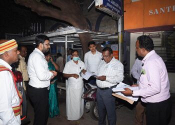 நாகப்பட்டினம் மாவட்டம் வேதாரண்யம் வட்டம் செம்போடை கிராமத்தில் உள்ள தனியார் கல்லூரி மற்றும் மாவட்ட ஆட்சியர் அலுவலகக் கூட்டரங்கில் ஊரக வளர்ச்சி மற்றும் ஊராட்சி துறை சார்பில் ஊராட்சி நிர்வாக செயல்பாடுகள் குறித்து ஊராட்சி மன்ற தலைவர்களுடனான ஆலோசனைக் கூட்டம் மாவட்ட ஆட்சித்தலைவர் டாக்டர் அ.அருண்தம்புராஜ் தலைமையில் இன்று நடைபெற்றது.