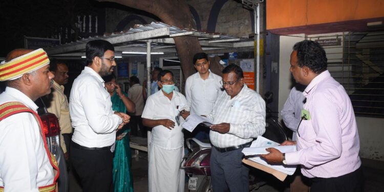 நாகப்பட்டினம் மாவட்டம் வேதாரண்யம் வட்டம் செம்போடை கிராமத்தில் உள்ள தனியார் கல்லூரி மற்றும் மாவட்ட ஆட்சியர் அலுவலகக் கூட்டரங்கில் ஊரக வளர்ச்சி மற்றும் ஊராட்சி துறை சார்பில் ஊராட்சி நிர்வாக செயல்பாடுகள் குறித்து ஊராட்சி மன்ற தலைவர்களுடனான ஆலோசனைக் கூட்டம் மாவட்ட ஆட்சித்தலைவர் டாக்டர் அ.அருண்தம்புராஜ் தலைமையில் இன்று நடைபெற்றது.