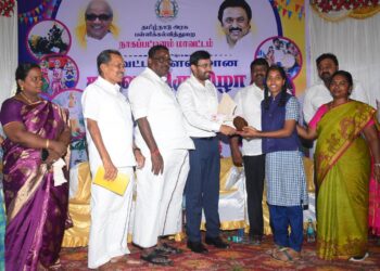 நாகப்பட்டினம் மாவட்டம் வேளாங்கண்ணி பேரூராட்சியில் உள்ள புனித ஆரோக்கிய அன்னை மேல்நிலைப்பள்ளியில் பள்ளிக்கல்வித்துறை சார்பில் மாவட்ட அளவிலான கலைத்திருவிழாவினை மாவட்ட ஆட்சித்தலைவர் டாக்டர் அ.அருண்தம்புராஜ் இன்று குத்துவிளக்கேற்றி தொடங்கி வைத்தார்.